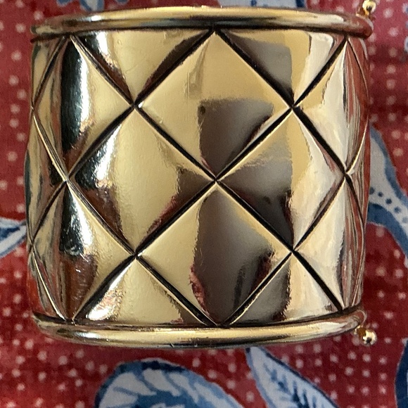 Chanel Wide Matelassé bracelet Vintage - Picture 2 of 13